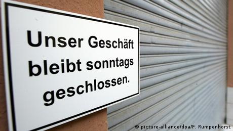 Ladenöffnungszeiten-Schild Unser Geschäft bleibt sonntags geschlossen (picture-alliance/dpa/F. Rumpenhorst)