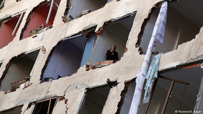 Türkei Diyarbakir Bombenanschlag Frau im oberen Stockwerk ein es Hauses
