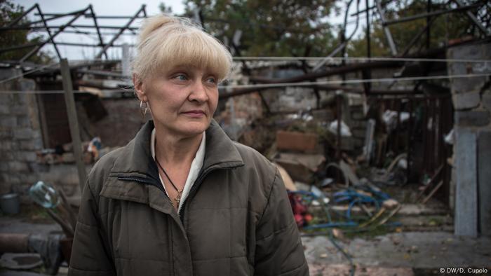 Svetlana Zavadenko, ante su casa en Spatak.