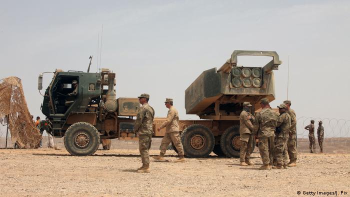 Американські військові в Йорданії поряд із реактивною системою залпового вогню HIMARS