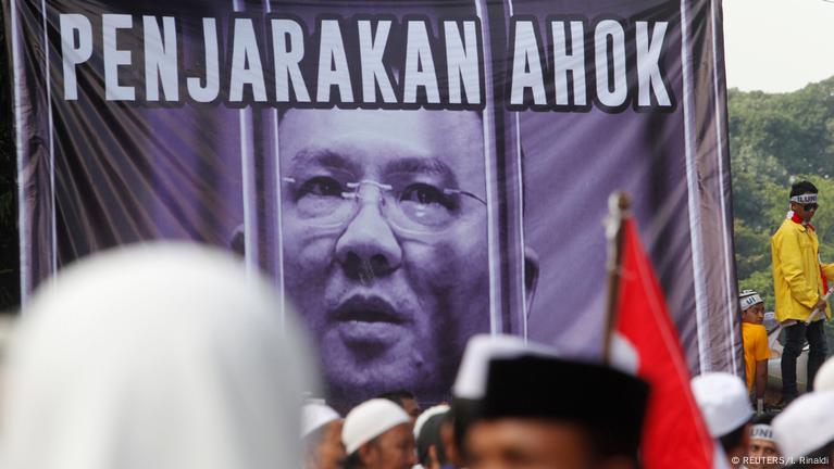 Jakarta governor probed by police for Koran remarks – DW – 11/07/2016