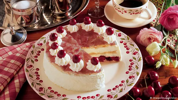 La tradición de “Kaffee und Kuchen” invita a los alemanes a tomar café y comer torta todas las tardes, con la puntualidad con que un británico toma su té; pero muchos limitan su consumo a los fines de semana. En Alemania, la persona que cumple años es la que debe llevar torta a su puesto de trabajo para celebrar el aniversario con sus compañeros.