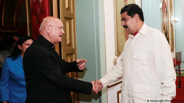 Venezuela Präsident Nicolas Maduro Erzbischof Claudio Maria Celli, the Vatican's representative, in Caracas (Reuters/Miraflores Palace)