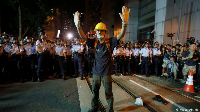 
China Tausende demonstrieren in Hongkong gegen Einmischung aus Peking (Reuters/B. Yip)