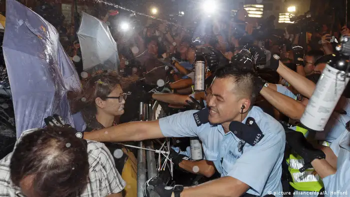China Tausende demonstrieren in Hongkong gegen Einmischung aus Peking (picture alliance/dpa/A. Hofford)