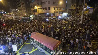 China Tausende demonstrieren in Hongkong gegen Einmischung aus Peking