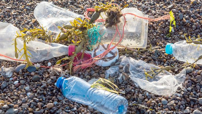 Lixo plástico em praia da Dinamarca