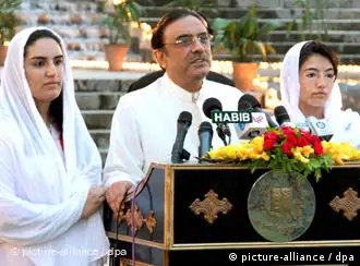 一年前当选巴基斯坦总统的扎尔达里和他的两个女儿