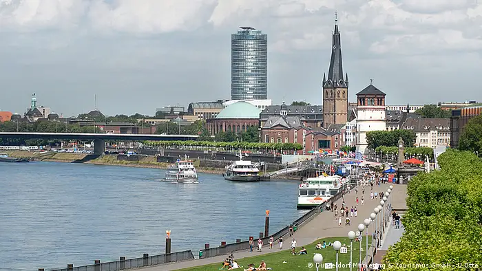 Was wäre Düsseldorf ohne ihn? Der Fluss ist die Lebensader der Stadt. In jeder Hinsicht. Mit der Rheinuferpromenade haben die Düsseldorfer seit den 1990er-Jahren endlich eine Flaniermeile am Rhein bekommen, die sie zu jeder Jahreszeit mit Begeisterung nutzen. Gegenüber, auf der anderen Rheinseite, ist es grün. Über Kilometer erstrecken sich dort Wiesen und Deiche. 