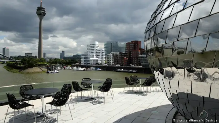Düsseldorf hat den drittgrößten Binnenhafen Deutschlands. Ein Teil des Rheinhafens wurde in den 1990er Jahren nach und nach zu einem Bürostandort umgebaut. Namhafte Architekten wie Frank O. Gehry, David Chipperfield oder Joe Coenen schufen zwischen alten, denkmalgeschützten Lagerhallen aufregende, futuristische Architektur. Der sogenannte Medienhafen ist heute eines der Wahrzeichen der Stadt.