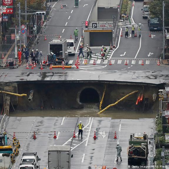 Sinkhole ‪ Watch an Entire Street Just Vanish Into a Giant Sinkhole