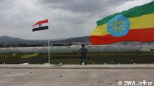 Äthiopische Flagge und Polizist