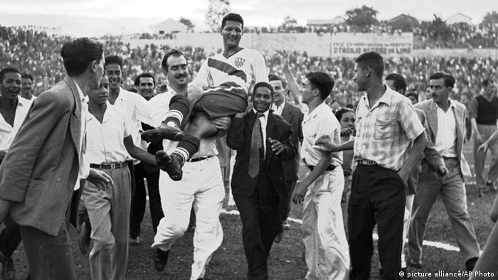 Невероятные триумфы футбольных чемпионатов