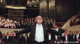 Kurt Masur verabschiedet sich nach dem Silvesterkonzert 1996 mit dem Gewandhausorchester vor dem Publikum in Leipzig