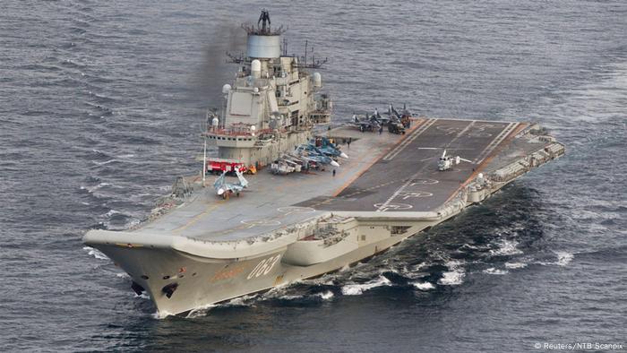 Norwegen | Der Russische Flugzeugträger Admiral Kuznetsov in iinternationalen Gewässern vor Norwegen