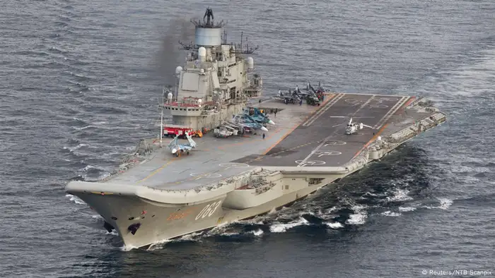 Norwegen | Der Russische Flugzeugträger Admiral Kuznetsov in iinternationalen Gewässern vor Norwegen