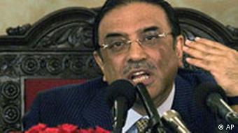 Zardari hinter Mikrofon (Quelle: AP)