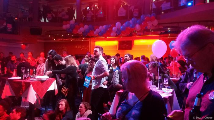 Deutschland US-Präsidentschaftswahl Wahlparty der Demokraten in Berlin (DW/J. Chase)