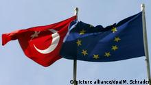 ARCHIV - Die türkische Staatsflagge (l) weht neben der EU-Fahne in Istanbul (Archivfoto vom 07.10.2005). Die EU-Kommission veröffentlicht am 09.11.2016 Berichte zu Ländern, die auf die EU-Mitgliedschaft hinarbeiten. Foto: Matthias Schrader/dpa (zu dpa EU will Beitrittsverhandlungen mit der Türkei vorerst fortführen vom 08.11.2016) +++(c) dpa - Bildfunk+++ | Verwendung weltweit
