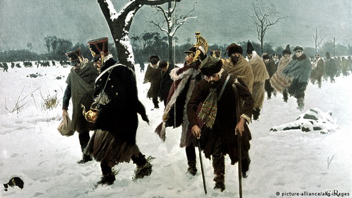 александровка в германии история. 36329694 303. александровка в германии история фото. александровка в германии история-36329694 303. картинка александровка в германии история. картинка 36329694 303. В северной части Потсдама есть место столь русское, какой даже сама Россия никогда не была. Тринадцать типично русских изб, щедро украшенных резьбой, стоят здесь одна возле другой и позади каждой — большой фруктовый сад. Некоторые дома красуются в несколько этажей, а те, что поскромнее, рассредоточены по краям. Кто-то торгует здесь огурцами, кто-то — яблоками. В затесавшемся меж построек кафе подают солянку. Построены эти дома были в 1826 году. Аутентичными они не были никогда.Поселок называется Александровкой, поскольку построен по приказу прусского короля Фридриха Вильгельма III в память о царе Александре I, которым его связывали переменчивые отношения — они были и друзьями, и врагами. В 1812 году король Пруссии взял в плен 62 русских солдата и доставил в Потсдам. Говорят, его тронули их меланхоличные напевы,они стали его солдатским хором и сопровождали прусское войско, развлекая его «песнями с тамбурином и маленькими колокольчиками». Когда Россия и Пруссия стали друзьями, солдаты так и остались при королевском дворе в Потсдаме — царь преподнес их Фридриху Вильгельму в качестве подарка. Ради оставшейся дюжины человек и построили Александровку. Ансамбль срубов, украшенных резными орнаментами, флюгерами, зубчатыми фризами. Этот фронтон принадлежит самому великолепному дому в центре поселка — в нем жил смотритель колонии.Король лично разработал вместе с Петером Йозефом фон Ленне план поселка, имеющий форму ипподрома, рассеченного Андреевским крестом; часть домов стоят напротив друг друга, другие на большом расстоянии.Каждый из певцов русского солдатского хора получил собственный дом со всем хозяйством — вплоть до глиняных горшков, огромным садом, огородом и коровой. От уплаты налогов они были освобождены. Идея была возвышенной, вот только не слишком функциональной. Солдаты не были крестьянами, они не могли себя обеспечивать, прилично выпивали и все чаще слали просительные письма. Вскоре им было разрешено зарабатывать деньги иначе: они стали сдавать комнаты тем берлинцам, что летом стремились попасть в иной, фольклорный мир.За каждым домом простирается большой участок, с которого солдатские певцы должны были кормиться.Курьез не только в том, что в социальном плане поселок не действовал. По сути, в нем есть что-то от Диснейленда; это не русская, а потемкинская деревня: сами срубы таковыми не являются, а представляют собой фахверковые дома, обитые деревом. Деревянная резьба не является традиционно крестьянской, а берет свое начало, скорее, в романтических идеях XIX века. Ее прообразом послужила другая образцовая деревня под Санкт-Петербургом — Глазово. Даже членение чудесного фасада не аутентично и не практично: там, где обозначен главный вход, войти в дом, как правило, невозможно — можно только сбоку. Так что не всегда можно выйти прямо на веранду. Не случайно позднее баварский Король Людвиг II построил Нойшванштайн, идеализированный рыцарский замок: романтика, идеализация сельской жизни и средневековья оставили отпечаток на времени и его искусствах. Так что Александровка соотносится не столько с Россией, сколько с эпохой, в которую возникла.Так выглядела деревня между 1928 и 1944 годами, запечатленная Максом Бауэром.В то время, как одни дома имеют два этажа, другие (особенно те, что по краям поселка) выглядят скромнее. Принцип, однако, один и тот же: имитация сруба и традиционного декора плюс фантазия.На холме возвышается выкрашенный в умилительный розовый цвет православный храм Александра Невского, построенный вместе с поселком и для него предназначенный. Внутри мерцают русские иконы, пахнет ладаном и звучит запись мужского хора.Некогда Александровка была популярным туристическим объектом, но со временем дела пошли все хуже. Хотя архитектурный ансамбль еще во времена ГДР был взят под охрану памятников, сохранился он плохо. Отдельные дома постепенно пришли в упадок, территория заросла, была застроена садовыми домиками. Позже через деревню чуть было не проложили трамвайную линию — сейчас она ее огибает.После объединения Германии инициативы по охране памятников докатились и до деревни. В одном из домов был открыт музей, снова были вытащены на свет божий старинные планы Ленне. Вместо 574 старых фруктовых деревьев были посажены новые. В роскошном доме смотрителя сегодня обосновалось кафе. Большинство домов стали частными — в трех из них до 2013 года еще жили потомки тех самых певцов солдатского хора (с давних пор эти дома не разрешается продавать, а только передавать по наследству, причем по прямой мужской линии). В одном из домов был создан чудесный маленький музей. Так что сегодня Александровка снова превратилась в нарядную идиллию. В жаркие летние дни случается непомерно широкому туристическому автобусу проехать по длинным и обычно пустынным улицам, пересекающимся в виде Андреевского креста. В остальном кажется, что время здесь остановилось. Но это, в сущности, время, которого никогда не было. александровка в германии история. 36329694 303. александровка в германии история фото. александровка в германии история-36329694 303. картинка александровка в германии история. картинка 36329694 303. В северной части Потсдама есть место столь русское, какой даже сама Россия никогда не была. Тринадцать типично русских изб, щедро украшенных резьбой, стоят здесь одна возле другой и позади каждой — большой фруктовый сад. Некоторые дома красуются в несколько этажей, а те, что поскромнее, рассредоточены по краям. Кто-то торгует здесь огурцами, кто-то — яблоками. В затесавшемся меж построек кафе подают солянку. Построены эти дома были в 1826 году. Аутентичными они не были никогда.Поселок называется Александровкой, поскольку построен по приказу прусского короля Фридриха Вильгельма III в память о царе Александре I, которым его связывали переменчивые отношения — они были и друзьями, и врагами. В 1812 году король Пруссии взял в плен 62 русских солдата и доставил в Потсдам. Говорят, его тронули их меланхоличные напевы,они стали его солдатским хором и сопровождали прусское войско, развлекая его «песнями с тамбурином и маленькими колокольчиками». Когда Россия и Пруссия стали друзьями, солдаты так и остались при королевском дворе в Потсдаме — царь преподнес их Фридриху Вильгельму в качестве подарка. Ради оставшейся дюжины человек и построили Александровку. Ансамбль срубов, украшенных резными орнаментами, флюгерами, зубчатыми фризами. Этот фронтон принадлежит самому великолепному дому в центре поселка — в нем жил смотритель колонии.Король лично разработал вместе с Петером Йозефом фон Ленне план поселка, имеющий форму ипподрома, рассеченного Андреевским крестом; часть домов стоят напротив друг друга, другие на большом расстоянии.Каждый из певцов русского солдатского хора получил собственный дом со всем хозяйством — вплоть до глиняных горшков, огромным садом, огородом и коровой. От уплаты налогов они были освобождены. Идея была возвышенной, вот только не слишком функциональной. Солдаты не были крестьянами, они не могли себя обеспечивать, прилично выпивали и все чаще слали просительные письма. Вскоре им было разрешено зарабатывать деньги иначе: они стали сдавать комнаты тем берлинцам, что летом стремились попасть в иной, фольклорный мир.За каждым домом простирается большой участок, с которого солдатские певцы должны были кормиться.Курьез не только в том, что в социальном плане поселок не действовал. По сути, в нем есть что-то от Диснейленда; это не русская, а потемкинская деревня: сами срубы таковыми не являются, а представляют собой фахверковые дома, обитые деревом. Деревянная резьба не является традиционно крестьянской, а берет свое начало, скорее, в романтических идеях XIX века. Ее прообразом послужила другая образцовая деревня под Санкт-Петербургом — Глазово. Даже членение чудесного фасада не аутентично и не практично: там, где обозначен главный вход, войти в дом, как правило, невозможно — можно только сбоку. Так что не всегда можно выйти прямо на веранду. Не случайно позднее баварский Король Людвиг II построил Нойшванштайн, идеализированный рыцарский замок: романтика, идеализация сельской жизни и средневековья оставили отпечаток на времени и его искусствах. Так что Александровка соотносится не столько с Россией, сколько с эпохой, в которую возникла.Так выглядела деревня между 1928 и 1944 годами, запечатленная Максом Бауэром.В то время, как одни дома имеют два этажа, другие (особенно те, что по краям поселка) выглядят скромнее. Принцип, однако, один и тот же: имитация сруба и традиционного декора плюс фантазия.На холме возвышается выкрашенный в умилительный розовый цвет православный храм Александра Невского, построенный вместе с поселком и для него предназначенный. Внутри мерцают русские иконы, пахнет ладаном и звучит запись мужского хора.Некогда Александровка была популярным туристическим объектом, но со временем дела пошли все хуже. Хотя архитектурный ансамбль еще во времена ГДР был взят под охрану памятников, сохранился он плохо. Отдельные дома постепенно пришли в упадок, территория заросла, была застроена садовыми домиками. Позже через деревню чуть было не проложили трамвайную линию — сейчас она ее огибает.После объединения Германии инициативы по охране памятников докатились и до деревни. В одном из домов был открыт музей, снова были вытащены на свет божий старинные планы Ленне. Вместо 574 старых фруктовых деревьев были посажены новые. В роскошном доме смотрителя сегодня обосновалось кафе. Большинство домов стали частными — в трех из них до 2013 года еще жили потомки тех самых певцов солдатского хора (с давних пор эти дома не разрешается продавать, а только передавать по наследству, причем по прямой мужской линии). В одном из домов был создан чудесный маленький музей. Так что сегодня Александровка снова превратилась в нарядную идиллию. В жаркие летние дни случается непомерно широкому туристическому автобусу проехать по длинным и обычно пустынным улицам, пересекающимся в виде Андреевского креста. В остальном кажется, что время здесь остановилось. Но это, в сущности, время, которого никогда не было.