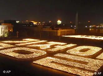 朝鲜上万名青年在金日成广场举行了火炬表演