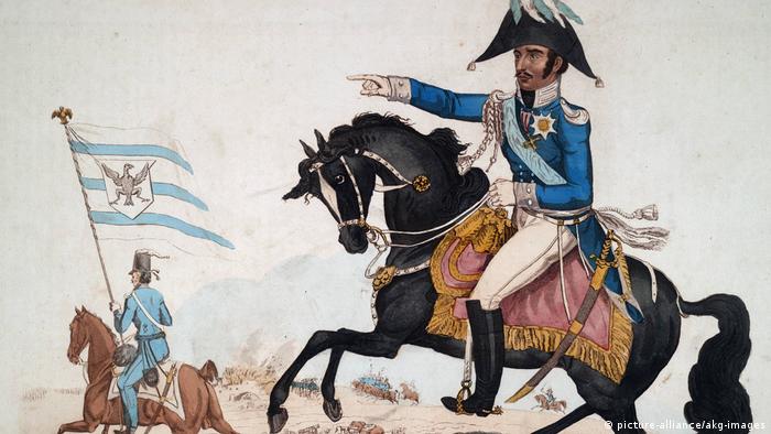 александровка в германии история. 36339514 303. александровка в германии история фото. александровка в германии история-36339514 303. картинка александровка в германии история. картинка 36339514 303. В северной части Потсдама есть место столь русское, какой даже сама Россия никогда не была. Тринадцать типично русских изб, щедро украшенных резьбой, стоят здесь одна возле другой и позади каждой — большой фруктовый сад. Некоторые дома красуются в несколько этажей, а те, что поскромнее, рассредоточены по краям. Кто-то торгует здесь огурцами, кто-то — яблоками. В затесавшемся меж построек кафе подают солянку. Построены эти дома были в 1826 году. Аутентичными они не были никогда.Поселок называется Александровкой, поскольку построен по приказу прусского короля Фридриха Вильгельма III в память о царе Александре I, которым его связывали переменчивые отношения — они были и друзьями, и врагами. В 1812 году король Пруссии взял в плен 62 русских солдата и доставил в Потсдам. Говорят, его тронули их меланхоличные напевы,они стали его солдатским хором и сопровождали прусское войско, развлекая его «песнями с тамбурином и маленькими колокольчиками». Когда Россия и Пруссия стали друзьями, солдаты так и остались при королевском дворе в Потсдаме — царь преподнес их Фридриху Вильгельму в качестве подарка. Ради оставшейся дюжины человек и построили Александровку. Ансамбль срубов, украшенных резными орнаментами, флюгерами, зубчатыми фризами. Этот фронтон принадлежит самому великолепному дому в центре поселка — в нем жил смотритель колонии.Король лично разработал вместе с Петером Йозефом фон Ленне план поселка, имеющий форму ипподрома, рассеченного Андреевским крестом; часть домов стоят напротив друг друга, другие на большом расстоянии.Каждый из певцов русского солдатского хора получил собственный дом со всем хозяйством — вплоть до глиняных горшков, огромным садом, огородом и коровой. От уплаты налогов они были освобождены. Идея была возвышенной, вот только не слишком функциональной. Солдаты не были крестьянами, они не могли себя обеспечивать, прилично выпивали и все чаще слали просительные письма. Вскоре им было разрешено зарабатывать деньги иначе: они стали сдавать комнаты тем берлинцам, что летом стремились попасть в иной, фольклорный мир.За каждым домом простирается большой участок, с которого солдатские певцы должны были кормиться.Курьез не только в том, что в социальном плане поселок не действовал. По сути, в нем есть что-то от Диснейленда; это не русская, а потемкинская деревня: сами срубы таковыми не являются, а представляют собой фахверковые дома, обитые деревом. Деревянная резьба не является традиционно крестьянской, а берет свое начало, скорее, в романтических идеях XIX века. Ее прообразом послужила другая образцовая деревня под Санкт-Петербургом — Глазово. Даже членение чудесного фасада не аутентично и не практично: там, где обозначен главный вход, войти в дом, как правило, невозможно — можно только сбоку. Так что не всегда можно выйти прямо на веранду. Не случайно позднее баварский Король Людвиг II построил Нойшванштайн, идеализированный рыцарский замок: романтика, идеализация сельской жизни и средневековья оставили отпечаток на времени и его искусствах. Так что Александровка соотносится не столько с Россией, сколько с эпохой, в которую возникла.Так выглядела деревня между 1928 и 1944 годами, запечатленная Максом Бауэром.В то время, как одни дома имеют два этажа, другие (особенно те, что по краям поселка) выглядят скромнее. Принцип, однако, один и тот же: имитация сруба и традиционного декора плюс фантазия.На холме возвышается выкрашенный в умилительный розовый цвет православный храм Александра Невского, построенный вместе с поселком и для него предназначенный. Внутри мерцают русские иконы, пахнет ладаном и звучит запись мужского хора.Некогда Александровка была популярным туристическим объектом, но со временем дела пошли все хуже. Хотя архитектурный ансамбль еще во времена ГДР был взят под охрану памятников, сохранился он плохо. Отдельные дома постепенно пришли в упадок, территория заросла, была застроена садовыми домиками. Позже через деревню чуть было не проложили трамвайную линию — сейчас она ее огибает.После объединения Германии инициативы по охране памятников докатились и до деревни. В одном из домов был открыт музей, снова были вытащены на свет божий старинные планы Ленне. Вместо 574 старых фруктовых деревьев были посажены новые. В роскошном доме смотрителя сегодня обосновалось кафе. Большинство домов стали частными — в трех из них до 2013 года еще жили потомки тех самых певцов солдатского хора (с давних пор эти дома не разрешается продавать, а только передавать по наследству, причем по прямой мужской линии). В одном из домов был создан чудесный маленький музей. Так что сегодня Александровка снова превратилась в нарядную идиллию. В жаркие летние дни случается непомерно широкому туристическому автобусу проехать по длинным и обычно пустынным улицам, пересекающимся в виде Андреевского креста. В остальном кажется, что время здесь остановилось. Но это, в сущности, время, которого никогда не было. александровка в германии история. 36339514 303. александровка в германии история фото. александровка в германии история-36339514 303. картинка александровка в германии история. картинка 36339514 303. В северной части Потсдама есть место столь русское, какой даже сама Россия никогда не была. Тринадцать типично русских изб, щедро украшенных резьбой, стоят здесь одна возле другой и позади каждой — большой фруктовый сад. Некоторые дома красуются в несколько этажей, а те, что поскромнее, рассредоточены по краям. Кто-то торгует здесь огурцами, кто-то — яблоками. В затесавшемся меж построек кафе подают солянку. Построены эти дома были в 1826 году. Аутентичными они не были никогда.Поселок называется Александровкой, поскольку построен по приказу прусского короля Фридриха Вильгельма III в память о царе Александре I, которым его связывали переменчивые отношения — они были и друзьями, и врагами. В 1812 году король Пруссии взял в плен 62 русских солдата и доставил в Потсдам. Говорят, его тронули их меланхоличные напевы,они стали его солдатским хором и сопровождали прусское войско, развлекая его «песнями с тамбурином и маленькими колокольчиками». Когда Россия и Пруссия стали друзьями, солдаты так и остались при королевском дворе в Потсдаме — царь преподнес их Фридриху Вильгельму в качестве подарка. Ради оставшейся дюжины человек и построили Александровку. Ансамбль срубов, украшенных резными орнаментами, флюгерами, зубчатыми фризами. Этот фронтон принадлежит самому великолепному дому в центре поселка — в нем жил смотритель колонии.Король лично разработал вместе с Петером Йозефом фон Ленне план поселка, имеющий форму ипподрома, рассеченного Андреевским крестом; часть домов стоят напротив друг друга, другие на большом расстоянии.Каждый из певцов русского солдатского хора получил собственный дом со всем хозяйством — вплоть до глиняных горшков, огромным садом, огородом и коровой. От уплаты налогов они были освобождены. Идея была возвышенной, вот только не слишком функциональной. Солдаты не были крестьянами, они не могли себя обеспечивать, прилично выпивали и все чаще слали просительные письма. Вскоре им было разрешено зарабатывать деньги иначе: они стали сдавать комнаты тем берлинцам, что летом стремились попасть в иной, фольклорный мир.За каждым домом простирается большой участок, с которого солдатские певцы должны были кормиться.Курьез не только в том, что в социальном плане поселок не действовал. По сути, в нем есть что-то от Диснейленда; это не русская, а потемкинская деревня: сами срубы таковыми не являются, а представляют собой фахверковые дома, обитые деревом. Деревянная резьба не является традиционно крестьянской, а берет свое начало, скорее, в романтических идеях XIX века. Ее прообразом послужила другая образцовая деревня под Санкт-Петербургом — Глазово. Даже членение чудесного фасада не аутентично и не практично: там, где обозначен главный вход, войти в дом, как правило, невозможно — можно только сбоку. Так что не всегда можно выйти прямо на веранду. Не случайно позднее баварский Король Людвиг II построил Нойшванштайн, идеализированный рыцарский замок: романтика, идеализация сельской жизни и средневековья оставили отпечаток на времени и его искусствах. Так что Александровка соотносится не столько с Россией, сколько с эпохой, в которую возникла.Так выглядела деревня между 1928 и 1944 годами, запечатленная Максом Бауэром.В то время, как одни дома имеют два этажа, другие (особенно те, что по краям поселка) выглядят скромнее. Принцип, однако, один и тот же: имитация сруба и традиционного декора плюс фантазия.На холме возвышается выкрашенный в умилительный розовый цвет православный храм Александра Невского, построенный вместе с поселком и для него предназначенный. Внутри мерцают русские иконы, пахнет ладаном и звучит запись мужского хора.Некогда Александровка была популярным туристическим объектом, но со временем дела пошли все хуже. Хотя архитектурный ансамбль еще во времена ГДР был взят под охрану памятников, сохранился он плохо. Отдельные дома постепенно пришли в упадок, территория заросла, была застроена садовыми домиками. Позже через деревню чуть было не проложили трамвайную линию — сейчас она ее огибает.После объединения Германии инициативы по охране памятников докатились и до деревни. В одном из домов был открыт музей, снова были вытащены на свет божий старинные планы Ленне. Вместо 574 старых фруктовых деревьев были посажены новые. В роскошном доме смотрителя сегодня обосновалось кафе. Большинство домов стали частными — в трех из них до 2013 года еще жили потомки тех самых певцов солдатского хора (с давних пор эти дома не разрешается продавать, а только передавать по наследству, причем по прямой мужской линии). В одном из домов был создан чудесный маленький музей. Так что сегодня Александровка снова превратилась в нарядную идиллию. В жаркие летние дни случается непомерно широкому туристическому автобусу проехать по длинным и обычно пустынным улицам, пересекающимся в виде Андреевского креста. В остальном кажется, что время здесь остановилось. Но это, в сущности, время, которого никогда не было.