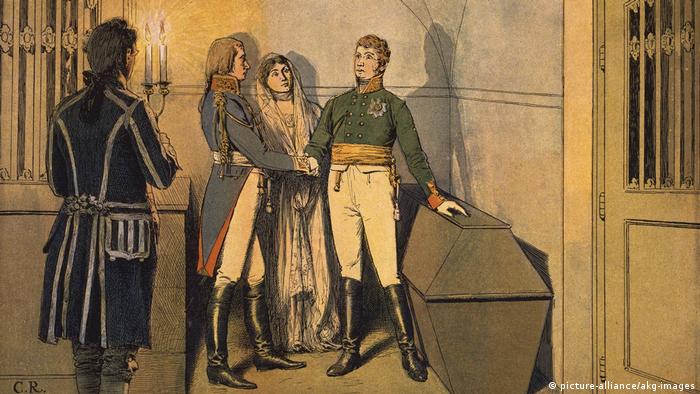 александровка в германии история. 36339836 303. александровка в германии история фото. александровка в германии история-36339836 303. картинка александровка в германии история. картинка 36339836 303. В северной части Потсдама есть место столь русское, какой даже сама Россия никогда не была. Тринадцать типично русских изб, щедро украшенных резьбой, стоят здесь одна возле другой и позади каждой — большой фруктовый сад. Некоторые дома красуются в несколько этажей, а те, что поскромнее, рассредоточены по краям. Кто-то торгует здесь огурцами, кто-то — яблоками. В затесавшемся меж построек кафе подают солянку. Построены эти дома были в 1826 году. Аутентичными они не были никогда.Поселок называется Александровкой, поскольку построен по приказу прусского короля Фридриха Вильгельма III в память о царе Александре I, которым его связывали переменчивые отношения — они были и друзьями, и врагами. В 1812 году король Пруссии взял в плен 62 русских солдата и доставил в Потсдам. Говорят, его тронули их меланхоличные напевы,они стали его солдатским хором и сопровождали прусское войско, развлекая его «песнями с тамбурином и маленькими колокольчиками». Когда Россия и Пруссия стали друзьями, солдаты так и остались при королевском дворе в Потсдаме — царь преподнес их Фридриху Вильгельму в качестве подарка. Ради оставшейся дюжины человек и построили Александровку. Ансамбль срубов, украшенных резными орнаментами, флюгерами, зубчатыми фризами. Этот фронтон принадлежит самому великолепному дому в центре поселка — в нем жил смотритель колонии.Король лично разработал вместе с Петером Йозефом фон Ленне план поселка, имеющий форму ипподрома, рассеченного Андреевским крестом; часть домов стоят напротив друг друга, другие на большом расстоянии.Каждый из певцов русского солдатского хора получил собственный дом со всем хозяйством — вплоть до глиняных горшков, огромным садом, огородом и коровой. От уплаты налогов они были освобождены. Идея была возвышенной, вот только не слишком функциональной. Солдаты не были крестьянами, они не могли себя обеспечивать, прилично выпивали и все чаще слали просительные письма. Вскоре им было разрешено зарабатывать деньги иначе: они стали сдавать комнаты тем берлинцам, что летом стремились попасть в иной, фольклорный мир.За каждым домом простирается большой участок, с которого солдатские певцы должны были кормиться.Курьез не только в том, что в социальном плане поселок не действовал. По сути, в нем есть что-то от Диснейленда; это не русская, а потемкинская деревня: сами срубы таковыми не являются, а представляют собой фахверковые дома, обитые деревом. Деревянная резьба не является традиционно крестьянской, а берет свое начало, скорее, в романтических идеях XIX века. Ее прообразом послужила другая образцовая деревня под Санкт-Петербургом — Глазово. Даже членение чудесного фасада не аутентично и не практично: там, где обозначен главный вход, войти в дом, как правило, невозможно — можно только сбоку. Так что не всегда можно выйти прямо на веранду. Не случайно позднее баварский Король Людвиг II построил Нойшванштайн, идеализированный рыцарский замок: романтика, идеализация сельской жизни и средневековья оставили отпечаток на времени и его искусствах. Так что Александровка соотносится не столько с Россией, сколько с эпохой, в которую возникла.Так выглядела деревня между 1928 и 1944 годами, запечатленная Максом Бауэром.В то время, как одни дома имеют два этажа, другие (особенно те, что по краям поселка) выглядят скромнее. Принцип, однако, один и тот же: имитация сруба и традиционного декора плюс фантазия.На холме возвышается выкрашенный в умилительный розовый цвет православный храм Александра Невского, построенный вместе с поселком и для него предназначенный. Внутри мерцают русские иконы, пахнет ладаном и звучит запись мужского хора.Некогда Александровка была популярным туристическим объектом, но со временем дела пошли все хуже. Хотя архитектурный ансамбль еще во времена ГДР был взят под охрану памятников, сохранился он плохо. Отдельные дома постепенно пришли в упадок, территория заросла, была застроена садовыми домиками. Позже через деревню чуть было не проложили трамвайную линию — сейчас она ее огибает.После объединения Германии инициативы по охране памятников докатились и до деревни. В одном из домов был открыт музей, снова были вытащены на свет божий старинные планы Ленне. Вместо 574 старых фруктовых деревьев были посажены новые. В роскошном доме смотрителя сегодня обосновалось кафе. Большинство домов стали частными — в трех из них до 2013 года еще жили потомки тех самых певцов солдатского хора (с давних пор эти дома не разрешается продавать, а только передавать по наследству, причем по прямой мужской линии). В одном из домов был создан чудесный маленький музей. Так что сегодня Александровка снова превратилась в нарядную идиллию. В жаркие летние дни случается непомерно широкому туристическому автобусу проехать по длинным и обычно пустынным улицам, пересекающимся в виде Андреевского креста. В остальном кажется, что время здесь остановилось. Но это, в сущности, время, которого никогда не было. александровка в германии история. 36339836 303. александровка в германии история фото. александровка в германии история-36339836 303. картинка александровка в германии история. картинка 36339836 303. В северной части Потсдама есть место столь русское, какой даже сама Россия никогда не была. Тринадцать типично русских изб, щедро украшенных резьбой, стоят здесь одна возле другой и позади каждой — большой фруктовый сад. Некоторые дома красуются в несколько этажей, а те, что поскромнее, рассредоточены по краям. Кто-то торгует здесь огурцами, кто-то — яблоками. В затесавшемся меж построек кафе подают солянку. Построены эти дома были в 1826 году. Аутентичными они не были никогда.Поселок называется Александровкой, поскольку построен по приказу прусского короля Фридриха Вильгельма III в память о царе Александре I, которым его связывали переменчивые отношения — они были и друзьями, и врагами. В 1812 году король Пруссии взял в плен 62 русских солдата и доставил в Потсдам. Говорят, его тронули их меланхоличные напевы,они стали его солдатским хором и сопровождали прусское войско, развлекая его «песнями с тамбурином и маленькими колокольчиками». Когда Россия и Пруссия стали друзьями, солдаты так и остались при королевском дворе в Потсдаме — царь преподнес их Фридриху Вильгельму в качестве подарка. Ради оставшейся дюжины человек и построили Александровку. Ансамбль срубов, украшенных резными орнаментами, флюгерами, зубчатыми фризами. Этот фронтон принадлежит самому великолепному дому в центре поселка — в нем жил смотритель колонии.Король лично разработал вместе с Петером Йозефом фон Ленне план поселка, имеющий форму ипподрома, рассеченного Андреевским крестом; часть домов стоят напротив друг друга, другие на большом расстоянии.Каждый из певцов русского солдатского хора получил собственный дом со всем хозяйством — вплоть до глиняных горшков, огромным садом, огородом и коровой. От уплаты налогов они были освобождены. Идея была возвышенной, вот только не слишком функциональной. Солдаты не были крестьянами, они не могли себя обеспечивать, прилично выпивали и все чаще слали просительные письма. Вскоре им было разрешено зарабатывать деньги иначе: они стали сдавать комнаты тем берлинцам, что летом стремились попасть в иной, фольклорный мир.За каждым домом простирается большой участок, с которого солдатские певцы должны были кормиться.Курьез не только в том, что в социальном плане поселок не действовал. По сути, в нем есть что-то от Диснейленда; это не русская, а потемкинская деревня: сами срубы таковыми не являются, а представляют собой фахверковые дома, обитые деревом. Деревянная резьба не является традиционно крестьянской, а берет свое начало, скорее, в романтических идеях XIX века. Ее прообразом послужила другая образцовая деревня под Санкт-Петербургом — Глазово. Даже членение чудесного фасада не аутентично и не практично: там, где обозначен главный вход, войти в дом, как правило, невозможно — можно только сбоку. Так что не всегда можно выйти прямо на веранду. Не случайно позднее баварский Король Людвиг II построил Нойшванштайн, идеализированный рыцарский замок: романтика, идеализация сельской жизни и средневековья оставили отпечаток на времени и его искусствах. Так что Александровка соотносится не столько с Россией, сколько с эпохой, в которую возникла.Так выглядела деревня между 1928 и 1944 годами, запечатленная Максом Бауэром.В то время, как одни дома имеют два этажа, другие (особенно те, что по краям поселка) выглядят скромнее. Принцип, однако, один и тот же: имитация сруба и традиционного декора плюс фантазия.На холме возвышается выкрашенный в умилительный розовый цвет православный храм Александра Невского, построенный вместе с поселком и для него предназначенный. Внутри мерцают русские иконы, пахнет ладаном и звучит запись мужского хора.Некогда Александровка была популярным туристическим объектом, но со временем дела пошли все хуже. Хотя архитектурный ансамбль еще во времена ГДР был взят под охрану памятников, сохранился он плохо. Отдельные дома постепенно пришли в упадок, территория заросла, была застроена садовыми домиками. Позже через деревню чуть было не проложили трамвайную линию — сейчас она ее огибает.После объединения Германии инициативы по охране памятников докатились и до деревни. В одном из домов был открыт музей, снова были вытащены на свет божий старинные планы Ленне. Вместо 574 старых фруктовых деревьев были посажены новые. В роскошном доме смотрителя сегодня обосновалось кафе. Большинство домов стали частными — в трех из них до 2013 года еще жили потомки тех самых певцов солдатского хора (с давних пор эти дома не разрешается продавать, а только передавать по наследству, причем по прямой мужской линии). В одном из домов был создан чудесный маленький музей. Так что сегодня Александровка снова превратилась в нарядную идиллию. В жаркие летние дни случается непомерно широкому туристическому автобусу проехать по длинным и обычно пустынным улицам, пересекающимся в виде Андреевского креста. В остальном кажется, что время здесь остановилось. Но это, в сущности, время, которого никогда не было.