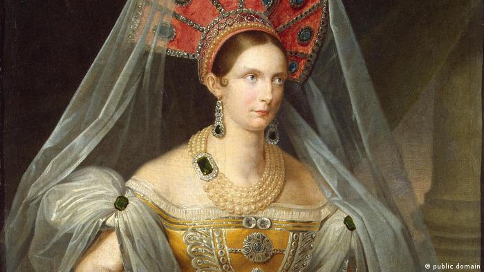 александровка в германии история. 36343540 303. александровка в германии история фото. александровка в германии история-36343540 303. картинка александровка в германии история. картинка 36343540 303. В северной части Потсдама есть место столь русское, какой даже сама Россия никогда не была. Тринадцать типично русских изб, щедро украшенных резьбой, стоят здесь одна возле другой и позади каждой — большой фруктовый сад. Некоторые дома красуются в несколько этажей, а те, что поскромнее, рассредоточены по краям. Кто-то торгует здесь огурцами, кто-то — яблоками. В затесавшемся меж построек кафе подают солянку. Построены эти дома были в 1826 году. Аутентичными они не были никогда.Поселок называется Александровкой, поскольку построен по приказу прусского короля Фридриха Вильгельма III в память о царе Александре I, которым его связывали переменчивые отношения — они были и друзьями, и врагами. В 1812 году король Пруссии взял в плен 62 русских солдата и доставил в Потсдам. Говорят, его тронули их меланхоличные напевы,они стали его солдатским хором и сопровождали прусское войско, развлекая его «песнями с тамбурином и маленькими колокольчиками». Когда Россия и Пруссия стали друзьями, солдаты так и остались при королевском дворе в Потсдаме — царь преподнес их Фридриху Вильгельму в качестве подарка. Ради оставшейся дюжины человек и построили Александровку. Ансамбль срубов, украшенных резными орнаментами, флюгерами, зубчатыми фризами. Этот фронтон принадлежит самому великолепному дому в центре поселка — в нем жил смотритель колонии.Король лично разработал вместе с Петером Йозефом фон Ленне план поселка, имеющий форму ипподрома, рассеченного Андреевским крестом; часть домов стоят напротив друг друга, другие на большом расстоянии.Каждый из певцов русского солдатского хора получил собственный дом со всем хозяйством — вплоть до глиняных горшков, огромным садом, огородом и коровой. От уплаты налогов они были освобождены. Идея была возвышенной, вот только не слишком функциональной. Солдаты не были крестьянами, они не могли себя обеспечивать, прилично выпивали и все чаще слали просительные письма. Вскоре им было разрешено зарабатывать деньги иначе: они стали сдавать комнаты тем берлинцам, что летом стремились попасть в иной, фольклорный мир.За каждым домом простирается большой участок, с которого солдатские певцы должны были кормиться.Курьез не только в том, что в социальном плане поселок не действовал. По сути, в нем есть что-то от Диснейленда; это не русская, а потемкинская деревня: сами срубы таковыми не являются, а представляют собой фахверковые дома, обитые деревом. Деревянная резьба не является традиционно крестьянской, а берет свое начало, скорее, в романтических идеях XIX века. Ее прообразом послужила другая образцовая деревня под Санкт-Петербургом — Глазово. Даже членение чудесного фасада не аутентично и не практично: там, где обозначен главный вход, войти в дом, как правило, невозможно — можно только сбоку. Так что не всегда можно выйти прямо на веранду. Не случайно позднее баварский Король Людвиг II построил Нойшванштайн, идеализированный рыцарский замок: романтика, идеализация сельской жизни и средневековья оставили отпечаток на времени и его искусствах. Так что Александровка соотносится не столько с Россией, сколько с эпохой, в которую возникла.Так выглядела деревня между 1928 и 1944 годами, запечатленная Максом Бауэром.В то время, как одни дома имеют два этажа, другие (особенно те, что по краям поселка) выглядят скромнее. Принцип, однако, один и тот же: имитация сруба и традиционного декора плюс фантазия.На холме возвышается выкрашенный в умилительный розовый цвет православный храм Александра Невского, построенный вместе с поселком и для него предназначенный. Внутри мерцают русские иконы, пахнет ладаном и звучит запись мужского хора.Некогда Александровка была популярным туристическим объектом, но со временем дела пошли все хуже. Хотя архитектурный ансамбль еще во времена ГДР был взят под охрану памятников, сохранился он плохо. Отдельные дома постепенно пришли в упадок, территория заросла, была застроена садовыми домиками. Позже через деревню чуть было не проложили трамвайную линию — сейчас она ее огибает.После объединения Германии инициативы по охране памятников докатились и до деревни. В одном из домов был открыт музей, снова были вытащены на свет божий старинные планы Ленне. Вместо 574 старых фруктовых деревьев были посажены новые. В роскошном доме смотрителя сегодня обосновалось кафе. Большинство домов стали частными — в трех из них до 2013 года еще жили потомки тех самых певцов солдатского хора (с давних пор эти дома не разрешается продавать, а только передавать по наследству, причем по прямой мужской линии). В одном из домов был создан чудесный маленький музей. Так что сегодня Александровка снова превратилась в нарядную идиллию. В жаркие летние дни случается непомерно широкому туристическому автобусу проехать по длинным и обычно пустынным улицам, пересекающимся в виде Андреевского креста. В остальном кажется, что время здесь остановилось. Но это, в сущности, время, которого никогда не было. александровка в германии история. 36343540 303. александровка в германии история фото. александровка в германии история-36343540 303. картинка александровка в германии история. картинка 36343540 303. В северной части Потсдама есть место столь русское, какой даже сама Россия никогда не была. Тринадцать типично русских изб, щедро украшенных резьбой, стоят здесь одна возле другой и позади каждой — большой фруктовый сад. Некоторые дома красуются в несколько этажей, а те, что поскромнее, рассредоточены по краям. Кто-то торгует здесь огурцами, кто-то — яблоками. В затесавшемся меж построек кафе подают солянку. Построены эти дома были в 1826 году. Аутентичными они не были никогда.Поселок называется Александровкой, поскольку построен по приказу прусского короля Фридриха Вильгельма III в память о царе Александре I, которым его связывали переменчивые отношения — они были и друзьями, и врагами. В 1812 году король Пруссии взял в плен 62 русских солдата и доставил в Потсдам. Говорят, его тронули их меланхоличные напевы,они стали его солдатским хором и сопровождали прусское войско, развлекая его «песнями с тамбурином и маленькими колокольчиками». Когда Россия и Пруссия стали друзьями, солдаты так и остались при королевском дворе в Потсдаме — царь преподнес их Фридриху Вильгельму в качестве подарка. Ради оставшейся дюжины человек и построили Александровку. Ансамбль срубов, украшенных резными орнаментами, флюгерами, зубчатыми фризами. Этот фронтон принадлежит самому великолепному дому в центре поселка — в нем жил смотритель колонии.Король лично разработал вместе с Петером Йозефом фон Ленне план поселка, имеющий форму ипподрома, рассеченного Андреевским крестом; часть домов стоят напротив друг друга, другие на большом расстоянии.Каждый из певцов русского солдатского хора получил собственный дом со всем хозяйством — вплоть до глиняных горшков, огромным садом, огородом и коровой. От уплаты налогов они были освобождены. Идея была возвышенной, вот только не слишком функциональной. Солдаты не были крестьянами, они не могли себя обеспечивать, прилично выпивали и все чаще слали просительные письма. Вскоре им было разрешено зарабатывать деньги иначе: они стали сдавать комнаты тем берлинцам, что летом стремились попасть в иной, фольклорный мир.За каждым домом простирается большой участок, с которого солдатские певцы должны были кормиться.Курьез не только в том, что в социальном плане поселок не действовал. По сути, в нем есть что-то от Диснейленда; это не русская, а потемкинская деревня: сами срубы таковыми не являются, а представляют собой фахверковые дома, обитые деревом. Деревянная резьба не является традиционно крестьянской, а берет свое начало, скорее, в романтических идеях XIX века. Ее прообразом послужила другая образцовая деревня под Санкт-Петербургом — Глазово. Даже членение чудесного фасада не аутентично и не практично: там, где обозначен главный вход, войти в дом, как правило, невозможно — можно только сбоку. Так что не всегда можно выйти прямо на веранду. Не случайно позднее баварский Король Людвиг II построил Нойшванштайн, идеализированный рыцарский замок: романтика, идеализация сельской жизни и средневековья оставили отпечаток на времени и его искусствах. Так что Александровка соотносится не столько с Россией, сколько с эпохой, в которую возникла.Так выглядела деревня между 1928 и 1944 годами, запечатленная Максом Бауэром.В то время, как одни дома имеют два этажа, другие (особенно те, что по краям поселка) выглядят скромнее. Принцип, однако, один и тот же: имитация сруба и традиционного декора плюс фантазия.На холме возвышается выкрашенный в умилительный розовый цвет православный храм Александра Невского, построенный вместе с поселком и для него предназначенный. Внутри мерцают русские иконы, пахнет ладаном и звучит запись мужского хора.Некогда Александровка была популярным туристическим объектом, но со временем дела пошли все хуже. Хотя архитектурный ансамбль еще во времена ГДР был взят под охрану памятников, сохранился он плохо. Отдельные дома постепенно пришли в упадок, территория заросла, была застроена садовыми домиками. Позже через деревню чуть было не проложили трамвайную линию — сейчас она ее огибает.После объединения Германии инициативы по охране памятников докатились и до деревни. В одном из домов был открыт музей, снова были вытащены на свет божий старинные планы Ленне. Вместо 574 старых фруктовых деревьев были посажены новые. В роскошном доме смотрителя сегодня обосновалось кафе. Большинство домов стали частными — в трех из них до 2013 года еще жили потомки тех самых певцов солдатского хора (с давних пор эти дома не разрешается продавать, а только передавать по наследству, причем по прямой мужской линии). В одном из домов был создан чудесный маленький музей. Так что сегодня Александровка снова превратилась в нарядную идиллию. В жаркие летние дни случается непомерно широкому туристическому автобусу проехать по длинным и обычно пустынным улицам, пересекающимся в виде Андреевского креста. В остальном кажется, что время здесь остановилось. Но это, в сущности, время, которого никогда не было.