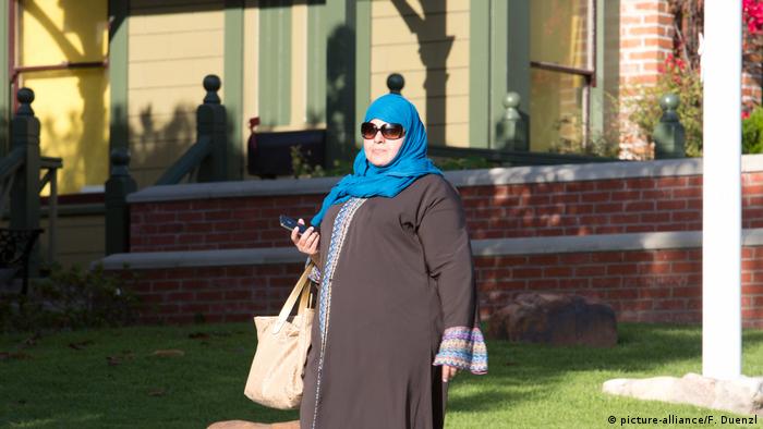 USA Frau mit Kopftuch in San Diego (picture-alliance/F. Duenzl)