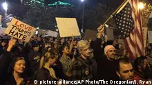 USA Proteste gegen Donald Trump in Oregon (picture-alliance/AP Photo/The Oregonian/J. Ryan)