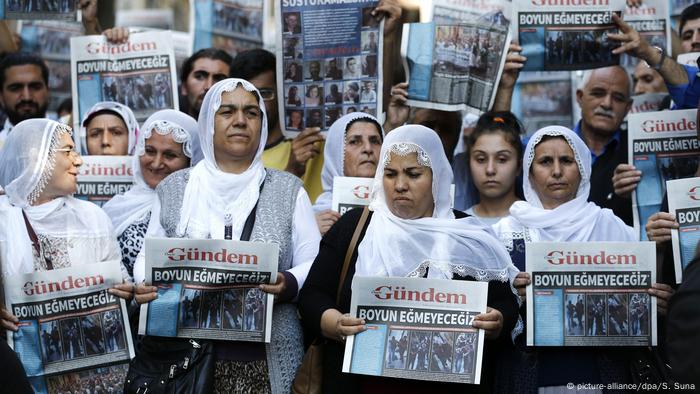 Türkei Protest gegen Verfolgung von Journalisten der Zeitung Özgür Gündem (picture-alliance/dpa/S. Suna)
