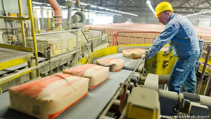 Мешки с цементом на конвейере фирмы HeidelbergCement 