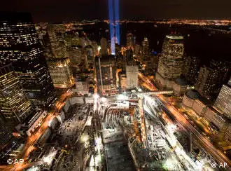 纽约世贸中心遗址9月10日夜打出的纪念激光柱