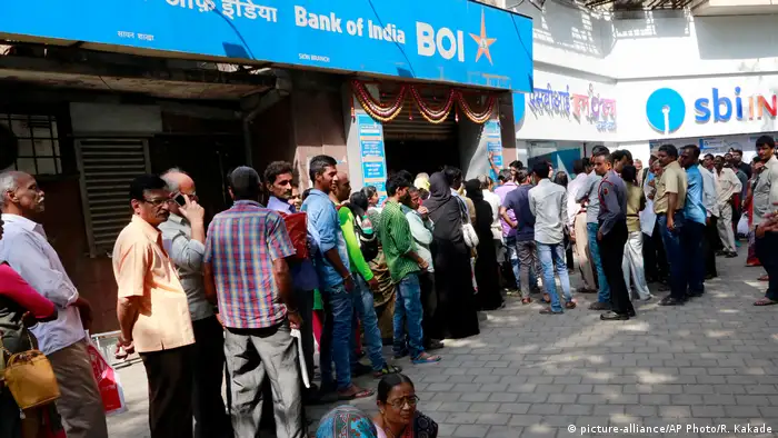 Indien Ansturm auf Bank Umtausch von Rupien Scheinen (picture-alliance/AP Photo/R. Kakade)