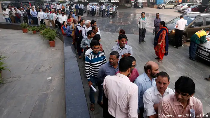 Indien Ansturm auf Bank Umtausch von Rupien Scheinen (picture-alliance/AP Photo/S. Das)