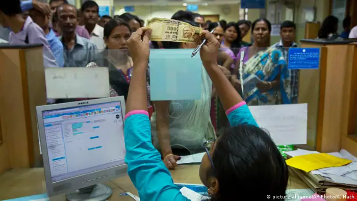 Indien Ansturm auf Bank Umtausch von Rupien Scheinen (picture-alliance/AP Photo/A. Nath)