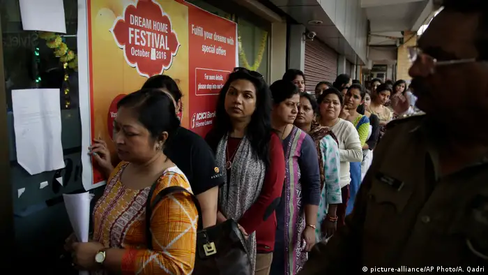 Indien Ansturm auf Bank Umtausch von Rupien Scheinen (picture-alliance/AP Photo/A. Qadri)