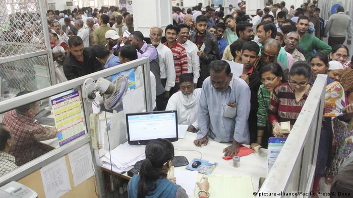Indien Ansturm auf Bank Umtausch von Rupien Scheinen