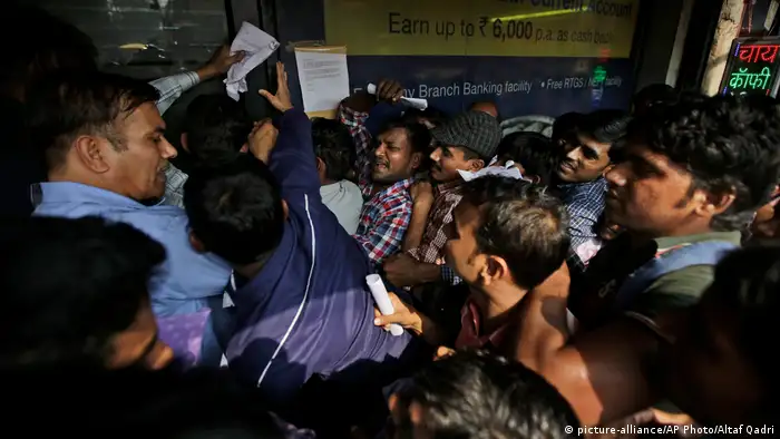 Indien Ansturm auf Banken Umtausch von rupien scheinen (picture-alliance/AP Photo/Altaf Qadri)