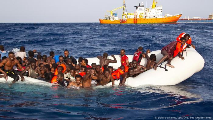 Flüchtlingsboot im Mittelmeer