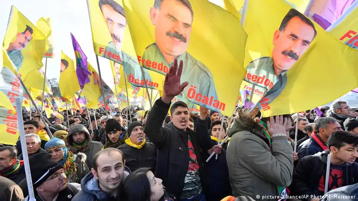 Pro-Kurdish demonstrators protest against Turkish president Recep Tayyip Erdogan in Cologne (picture-alliance/AP Photo/M. Meissner)