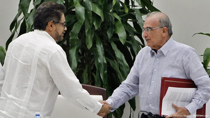 Negociadores del Gobierno (d.) y la guerrilla (i.) en La Habana (picture-alliance/dpa/E. Mastrascusa)