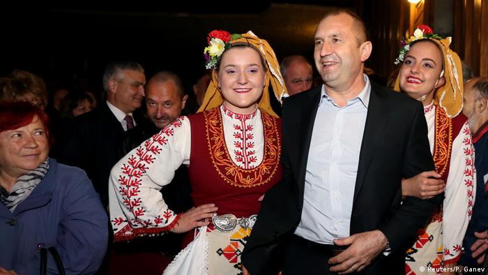 Bulgarien vor Präsidentschaftswahl Rumen Radew mit Folkloretruppe