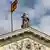 Deutschland Giebel von Schloss Bellevue mit Flagge Bundespräsidenten in Berlin
