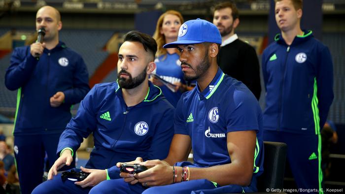 Schalke-Gamer Cihan Yasarlar (l.) spielt gegen Schalke-Fußballer Eric Choupo-Moting (r.) (Foto: Christof Koepsel/Bongarts/Getty Images)