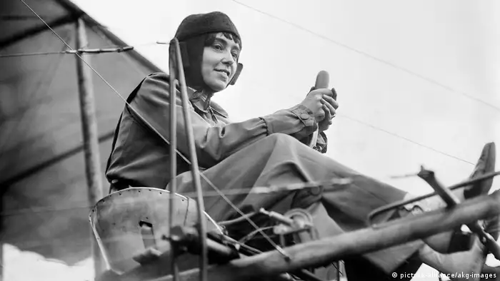 Hélène Dutrieu in ihrem Flugzeug (picture-alliance/akg-images)