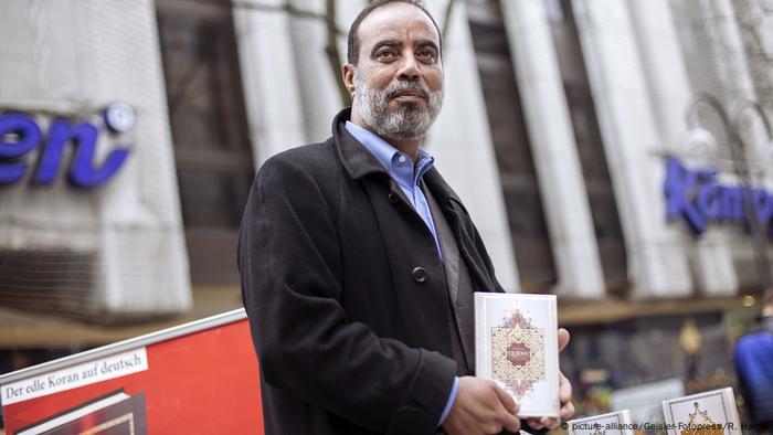 Deutschland - Ibrahim Abou-Nagie verteilt Korane in Köln (picture-alliance/Geisler-Fotopress/R. Harde)
