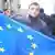 Участник протестов в Кишиневе с флагом ЕС