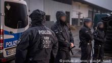 15.11.2016+++ Polizisten sichern am 15.11.2016 in Pulheim (Nordrhein-Westfalen) ein Gelände, auf dem sich ein Lager der Lies! Verlag Gesellschaft befindet. Hinter der Kampagne Lies! steht die islamische Organisation Die Wahre Religion. Mit einer Großrazzia in Hamburg, Schleswig-Holstein und acht weiteren Bundesländern ist die Polizei am frühen Dienstagmorgen gegen mutmaßliche Unterstützer der islamistischen Terrormiliz Islamischer Staat (IS) vorgegangen. Foto: Wolfram Kastl/dpa (Redaktioneller Hinweis: Die Polizisten wurden auf Verlangen der Beamten gepixelt) +++(c) dpa - Bildfunk+++ | Verwendung weltweit
