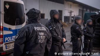 Polizisten bei Razzia in Pulheim (Quelle: picture-alliance/dpa/W. Kastl)
